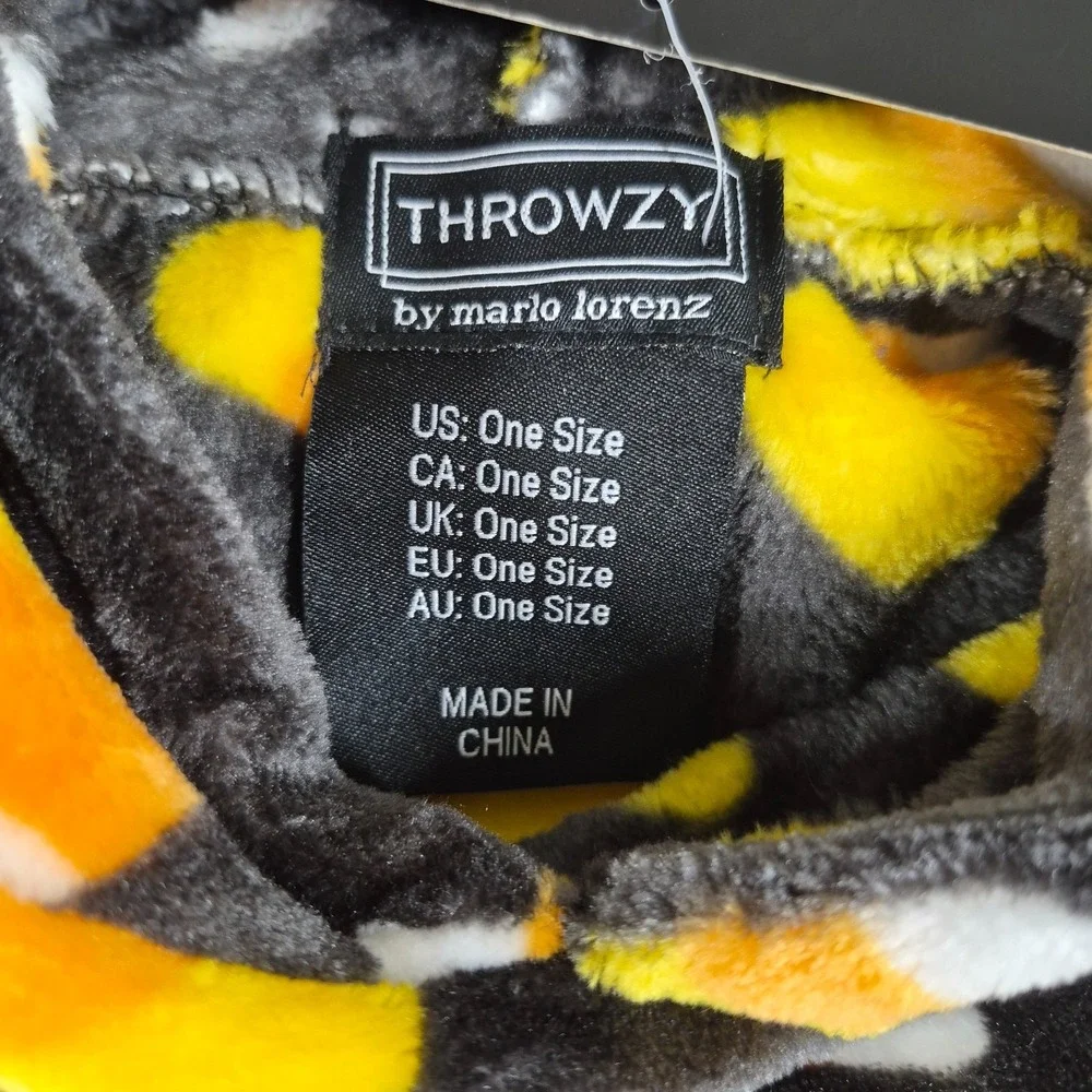 Throwzy By Marlo Lorenz Blanket Pullover Women's One Size‎ Halloween Candy NWT